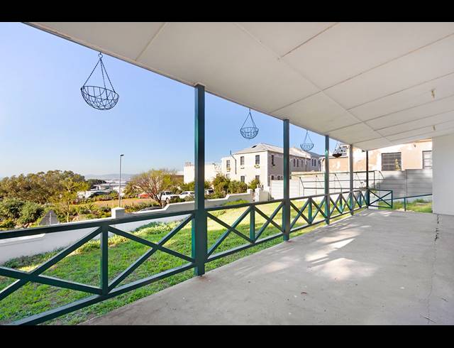 1,500M² GUESTHOUSE FOR SALE IN WALMER ESTATE